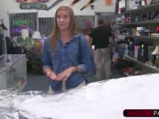 Attractive bjonde nuse walks në në shkoj të saj pidh ra