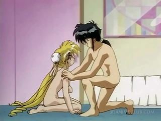 Anime blond gudinne fanget naken i seng