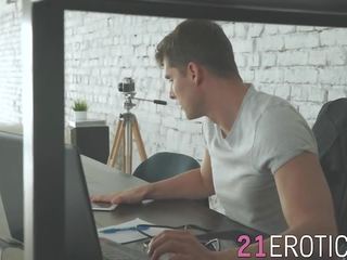Horký na trot kámo miluje sání prsty zatímco bouchání elita kuřátko ivana
