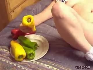 Щасливий квітня зливи shoves peppers в дівчина