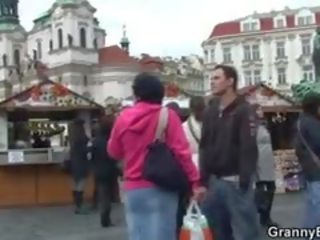 On brings babi turist domov in šiška ji