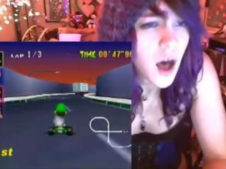 Geek kotě cums hrát mario kart