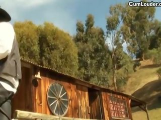 Rikki six ridning en stor manhood i dette xxx western parodi