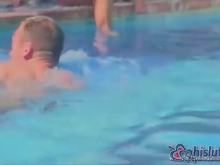 Brittney skye nagmamahal upang lay sa paligid sa ang araw malapit ang paglangoy pul