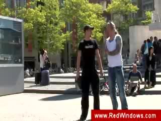 Turist guide showing a gollandiýaly jelep