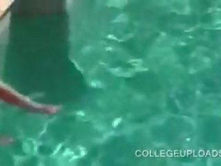 Kolegj hotties ndezje cica në pishinë i rritur video festë