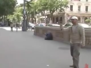 Kurvë spanks një harlot në treshe
