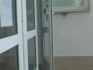 Concupiscent tineri asistenta streetwalker se alătură bunicuta și.