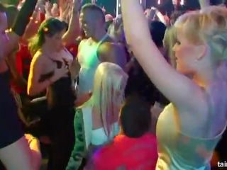 Ýigrenji girls tans etmek erotically