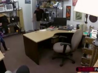 Drobcene kubanke hči zapelje owner s tv