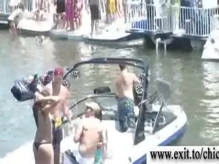 Outrageous bikini chicks at jemagat öňünde gämi weçerinka video