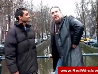 Črno spremljevalka sesanje a turist