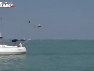 Gjerman sluts dashuria publike qirje në një varkë