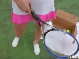 Flokëkuqe tenis divinity merr hakmarrje në të saj i ri njeri
