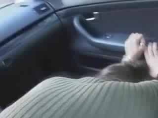 Awam menghisap zakar dalam yang kereta