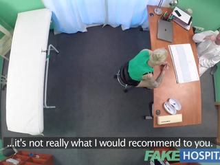 Falešný nemocnice provokativní vytetovat rozpustilá dívka demands rychle a těžký pohlaví od surgeon