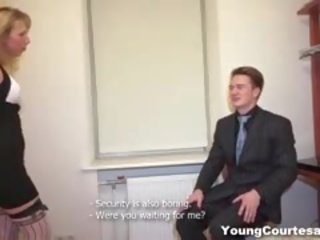 데 만족 에이 아름다운 풍부한 사람 온라인으로 masha 도착 에이 작은