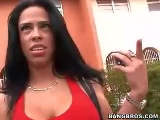 E nxirrë i madh titty e pacensuruar dhe marrjenëgojë latinas