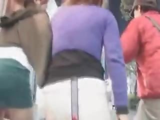 Ázsiai tini hotties villanás csábító lábak -ban mini szoknyák szabadban
