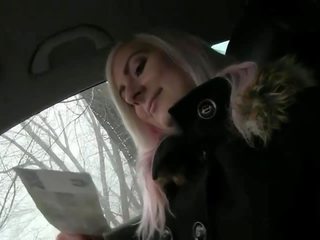 Pirang deepthroating huge putz in mobil in publik