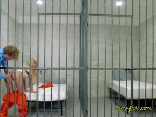 Provocative prisoner elizabeth jolie blows hung türme gözenegi guard02.wm