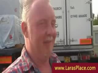 Dospělý dcera hunts pro a trucker