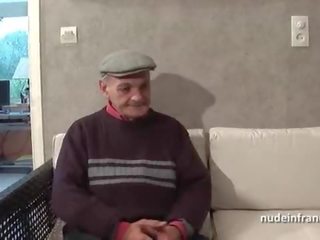 2 aýal - 1 erkek two fransuz brunet sharing an old man manhood of papy ýalaňaja seredýän