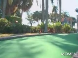 Blondinke hottie v mini krilo seducing črno outstanding žrebec pri golf