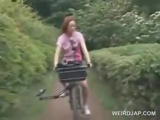 아시아의 비탄 sweeties 승마 bikes 와 남근 모양으로 만든 성구 에 그들의 바보 등신
