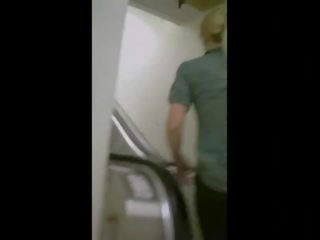 유혹하는 바보 에 an escalator 에 요가 바지