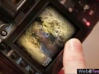 두 세련된 청소년 cuddles 각각의 겁쟁이