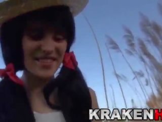 Krakenhot - pagpapasakop ng a ikadena buhok na kulay kape tinedyer panlabas
