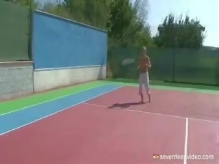 Blondinka tenis mekdep gyzy