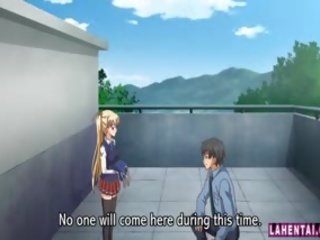 Bjonde hentai adoleshent në rroba banje merr pidh pompohet jashtë