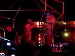 Mademoiselle dobi odstrani zgoraj brez s moški stripper v mac