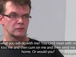 Amator amice cums în timp ce devine laba cu piciorul în ciorapi scurti