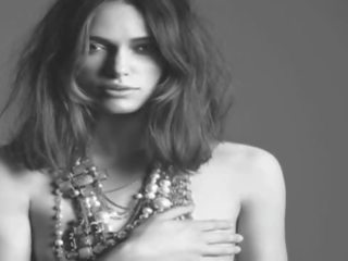 Keira Knightley bare-breasted: 