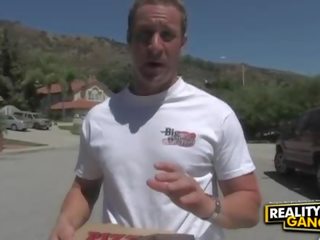 Podmanivý bored blondýnka dělá výstřik pro pizza adolescent a má kočička olízl