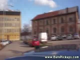 Un necking pompino per questo sporco scorta per alcuni contante