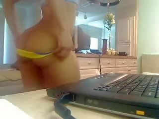 Teen ass shaking on cam