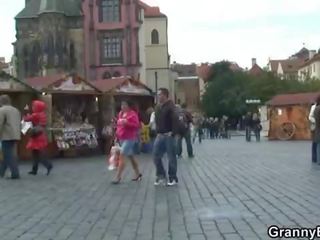 Gjysh turist është i zgjedhur lart dhe fucked