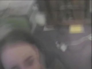 Emo mladý dáma sání the šachta s obličejový připojenými opčními výstřel na t