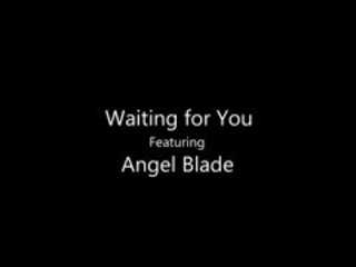 헝가리의 femme fatale 천사 blade 제공 그녀의 똑똑 노골적인 고양이