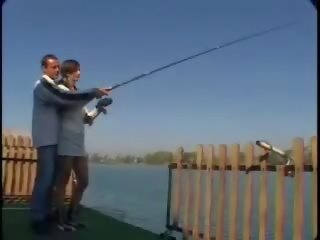Tenåring brunette suger putz og blir knullet i fitte nær fishing virksomhet