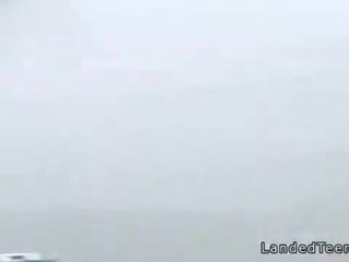 Costumed pusaudze hitchhiker sasitu milzīgs dzimumloceklis ārā