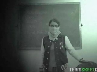 Innocenthigh smalltits brunet ýaşlar presley hart fucks teachers pecker