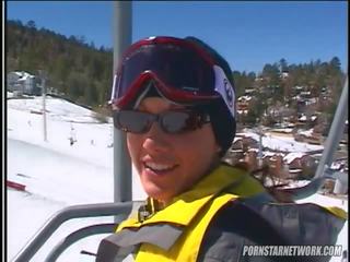 Taylor chuva relaxa shortly depois alguns skiing