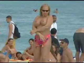 Zgoraj brez blondinke moving joški pri plaža