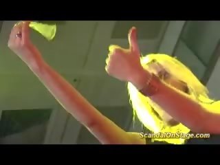 Jemagat öňünde sexshow lapdance