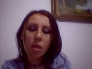 Ýaşlar eats her own gutarmak from a spoon